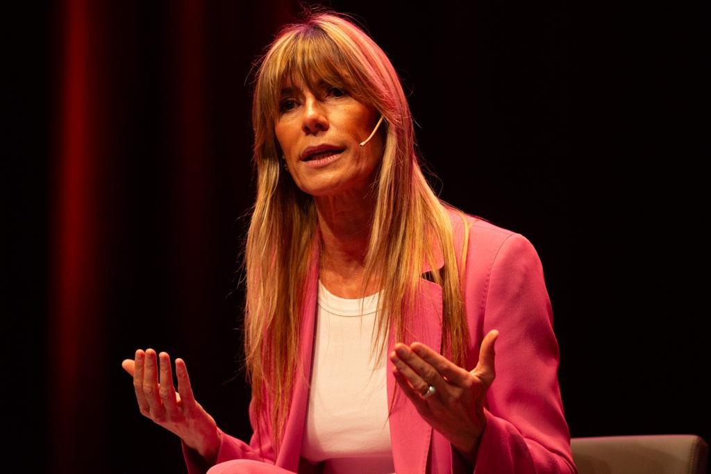 <a href="/AmunozAlicia/">Alicia Muñoz Lombard</a> El emprendimiento en zonas rurales tiene que tener un triple impacto: beneficio económico, social y medioambiental. Un paso importante para ello es que cada región identifique sus fortalezas para empezar a emprender, Begoña Gómez #Presura23 #Amanecer_rural