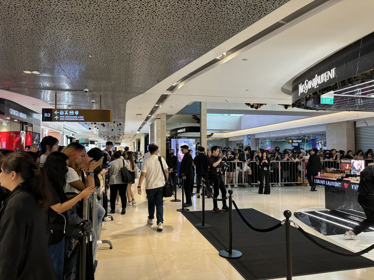 justforMT1's tweet photo. so many fans come to Ion to show support to Mark!

the limited fans zone is closed…
it’s very hard to see Mark ya
🤍

#YSLBeautySG #COUTUREMEUP 
#MarkTuan @marktuan 
✨ https://t.co/REUWBwaMEx