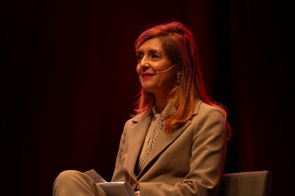 Hay que establecer estándares comunes para las empresas que desean emprender y trabajar en zonas rurales. Empresas y administraciones han de trabajar para reducir la carga burocrática que a menudo impide avanzar a muchos emprendedores, <a href="/AmunozAlicia/">Alicia Muñoz Lombard</a> #Presura23 #Amanecer_rural