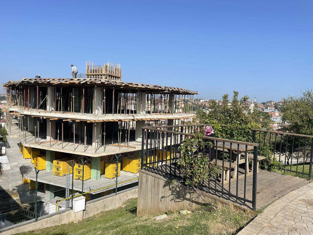 İstanbul'un son kalan boğaz gören parklarından biri: Üsküdar Şehit Halil Kantarcı Parkı. Vatandaşın ailesini alıp geldiği, 2 nefes aldığı, Bogaz gördüğü parkın manzarasına bu 5 katlı ucube dikiliyor. Buna nasıl ruhsat verdiniz? <a href="/hilmiturkmen34/">Hilmi Türkmen</a> <a href="/uskudarbld/">Üsküdar Belediyesi</a> <a href="/istanbulbld/">İstanbul Büyükşehir Belediyesi</a> <a href="/csbgovtr/">T.C. Çevre, Şehircilik ve İklim Dğş. Bakanlığı</a>