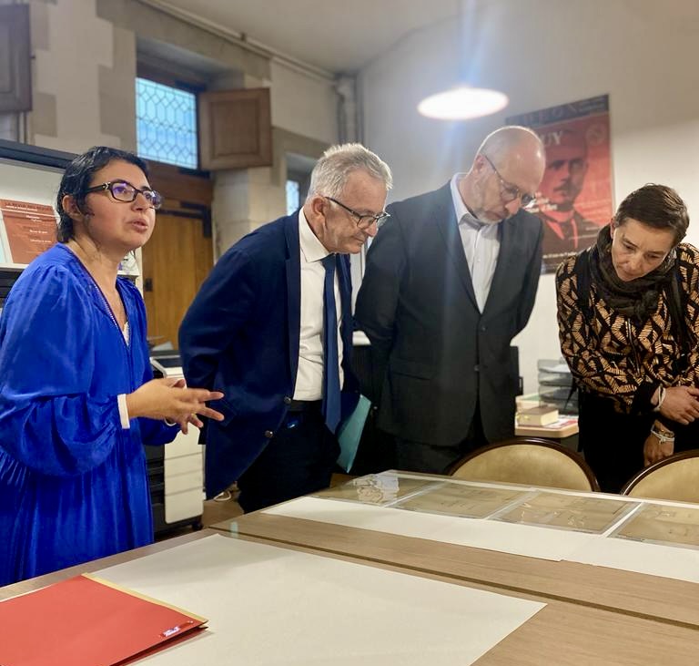 RCValdeLoire's tweet photo. #NouvellesRenaissances 🎭
🚀 Le festival AR(t]CHIPEL est lancé : tout le week-end, le Président @fbonneau et Laurent Le Bon, Président du @CentrePompidou, sillonnent les lieux d'exposition et les ateliers d'artistes participant à l'événement 🖼️
 
ℹ️ https://t.co/b6C7czpKCo https://t.co/hLPcuKDmKv