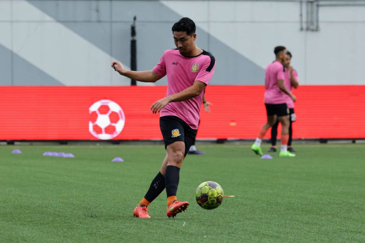HougangUnited's tweet photo. Pumped up 😤
#HGFC #1H1H #SGCup #HOUBAL https://t.co/hNMmqfzpCE