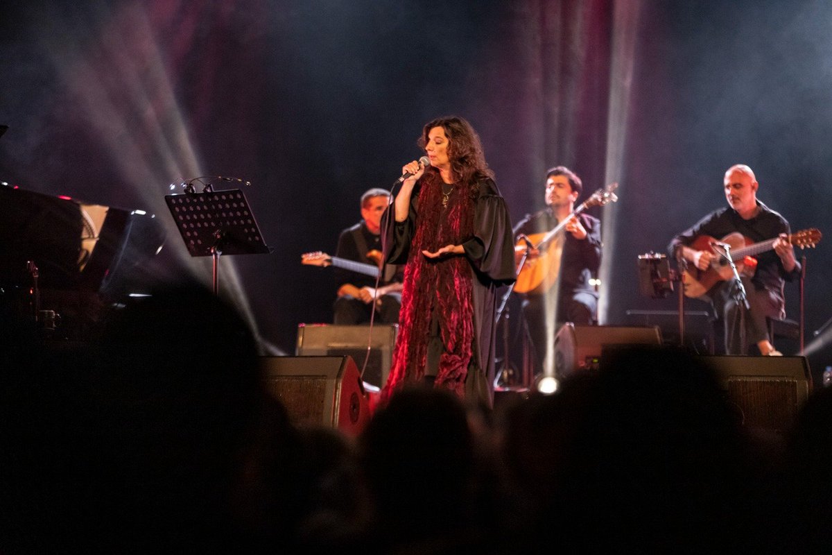 comuee's tweet photo. Poder i emoció. El concert que Dulce Pontes ha ofert a Escaldes-Engordany ens ha sacsejat i fet somiar.

1/2

#DulcePontes 
#Andorra 
#música 
#EscaldesEngordany 
#Transversals2023 https://t.co/rPQ5uCkgYK