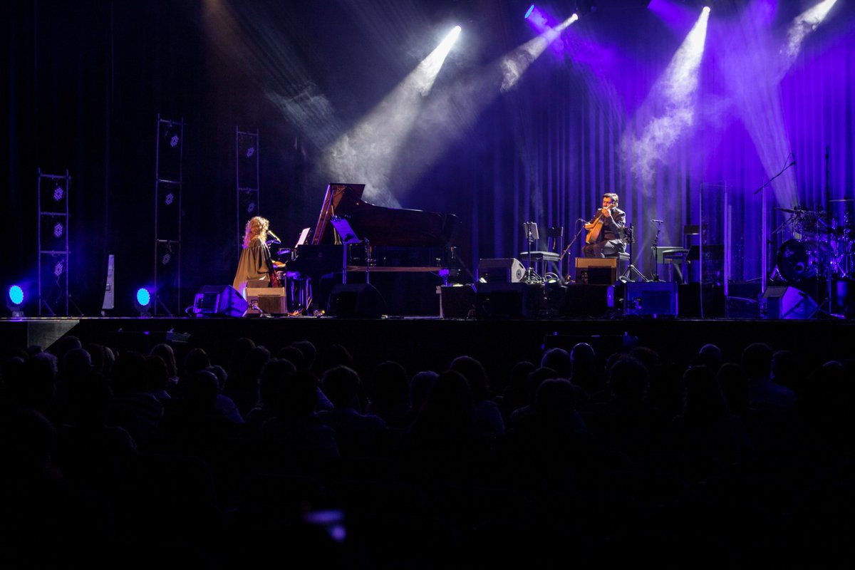 comuee's tweet photo. Poder i emoció. El concert que Dulce Pontes ha ofert a Escaldes-Engordany ens ha sacsejat i fet somiar.

1/2

#DulcePontes 
#Andorra 
#música 
#EscaldesEngordany 
#Transversals2023 https://t.co/rPQ5uCkgYK