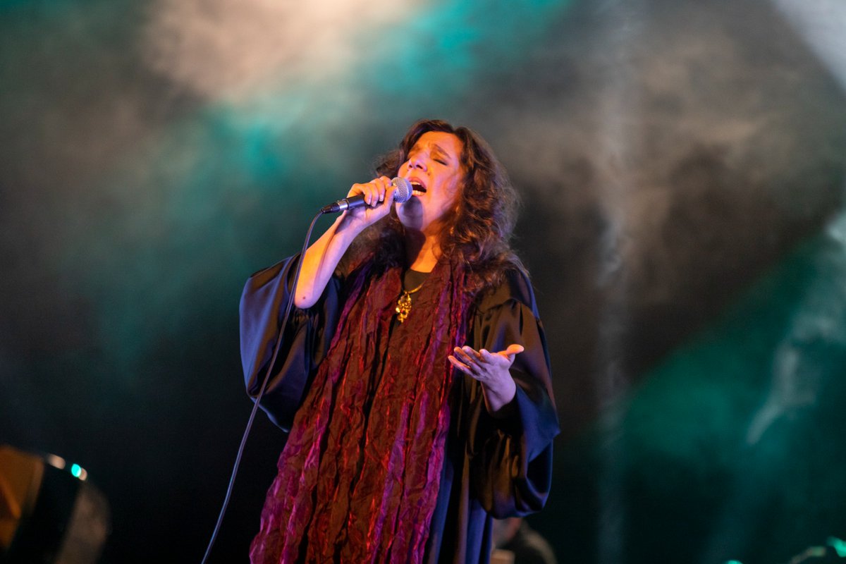 comuee's tweet photo. Poder i emoció. El concert que Dulce Pontes ha ofert a Escaldes-Engordany ens ha sacsejat i fet somiar.

1/2

#DulcePontes 
#Andorra 
#música 
#EscaldesEngordany 
#Transversals2023 https://t.co/rPQ5uCkgYK