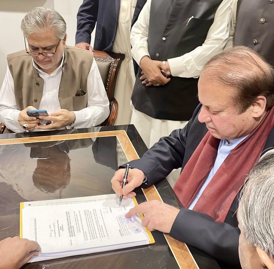 ImranARaja1's tweet photo. کہتے ہیں جنرل یحیی کے دور میں عزت دار آفیسر ایوان صدر میں جانے سے گھبراتے تھے کہ وہاں فاحشاؤں کا راج تھا
اور اکثر وہ سرکا��ی امور میں مداخلت کرتے ہوئے عجیب احکامات جاری کر دیتی تھیں۔
اصل حکمرانی جنرل رانی کی تھی جو شام کے وقت سے صبح صادق تک پورے پاکستان کی مالکن ہوتی تھی
۔۔
ملیے موجودہ جنرل رانی کے باپ سے جس کے پاؤں کے نیچے پوری ریاست بچھا دی گئی ہے ۔
اسی حرامزدگی سے اس قوم کو بچانے کی پاداش میں آج ایک محب وطن شخص جیل میں ہے ۔۔