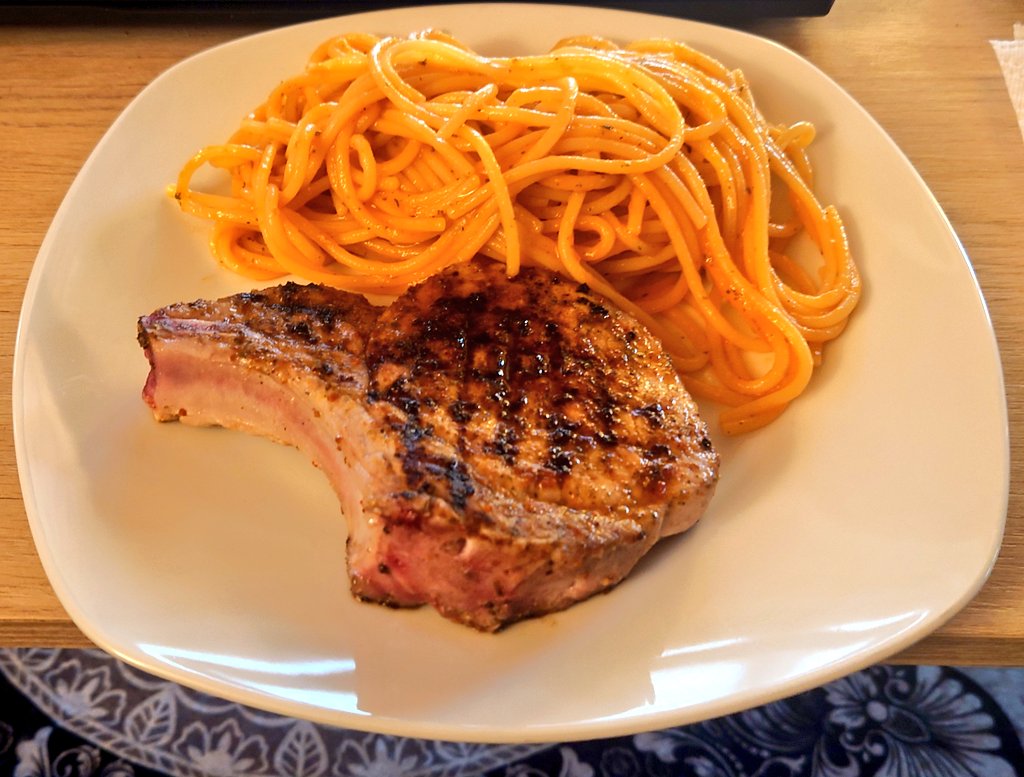 Zugezogene's tweet photo. Peperoni-Spaghettoni mit Schweinekoteletten 🤤 https://t.co/2KWTtzAuHw