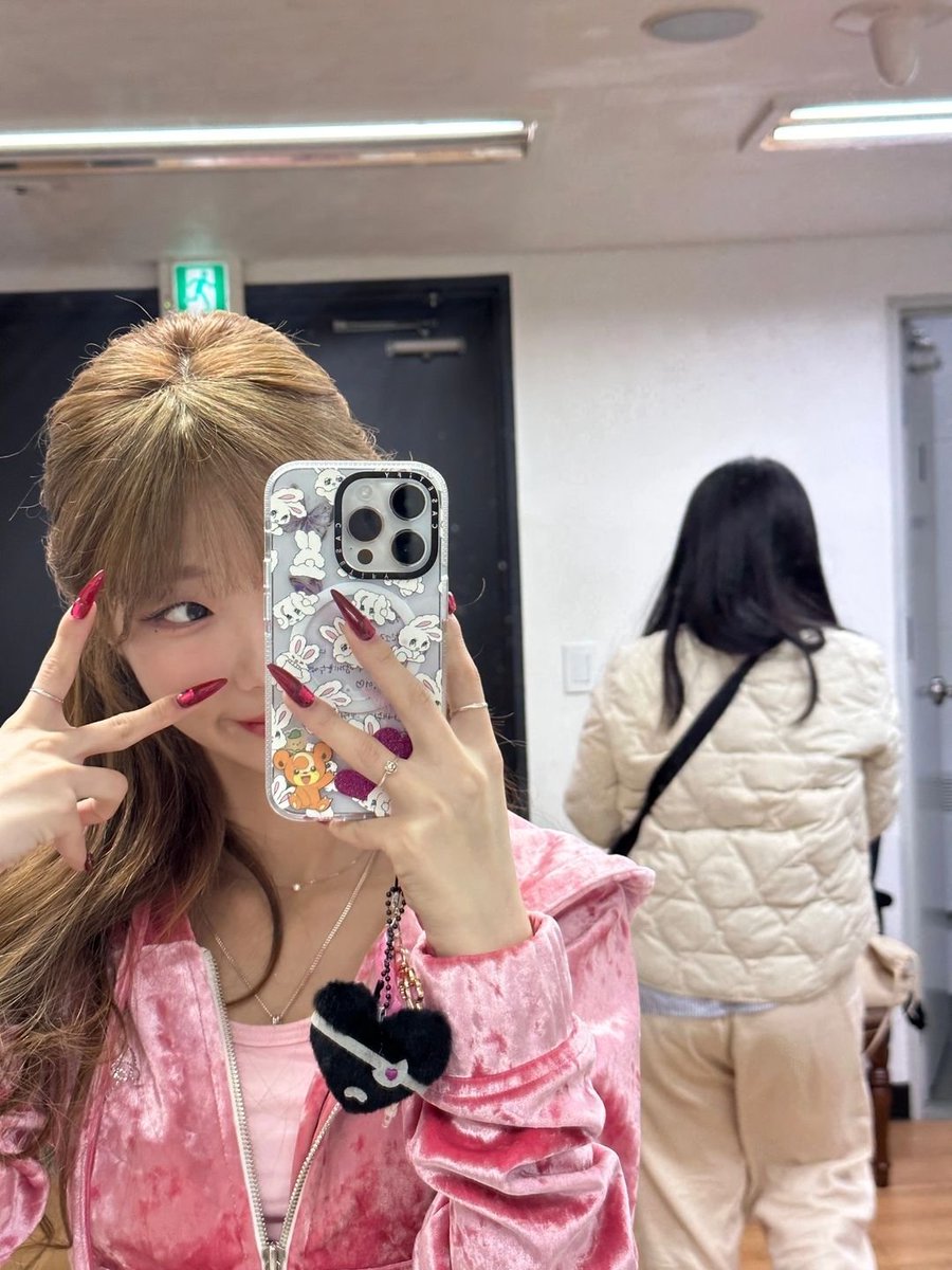 is that the choerry keyring on her phone...