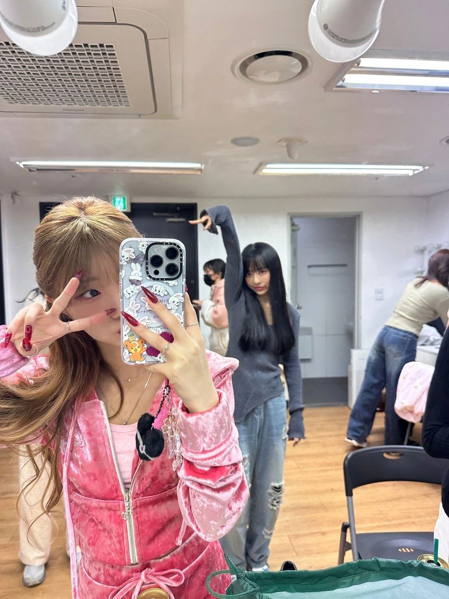 yeorrythinker's tweet photo. is that the choerry keyring on her phone... https://t.co/pH8B8tBBiD