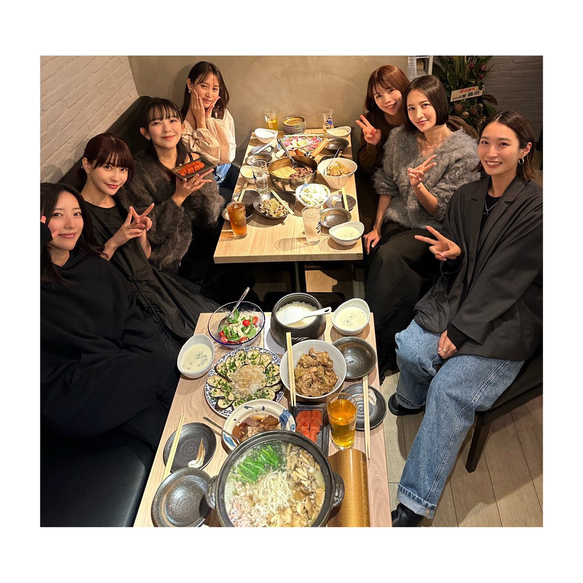 カウンドダウンはサプライズで大好きな人達が集まってくれていました🎂びっくりして涙涙です。暖かい優しい可愛い友達に囲まれてなんて幸せな人生なんでしょうか。一生かけて大切にしていきます🤍:) https://t.co/xVhfUUFske