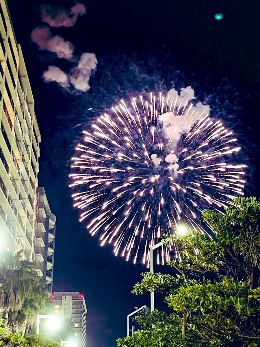 0v0ision10's tweet photo. ぴじょんのある
浦安市にて本日は花火大会🎆
スタッフが楽しんでるみたいです😆 https://t.co/GXfkiGJkMg
