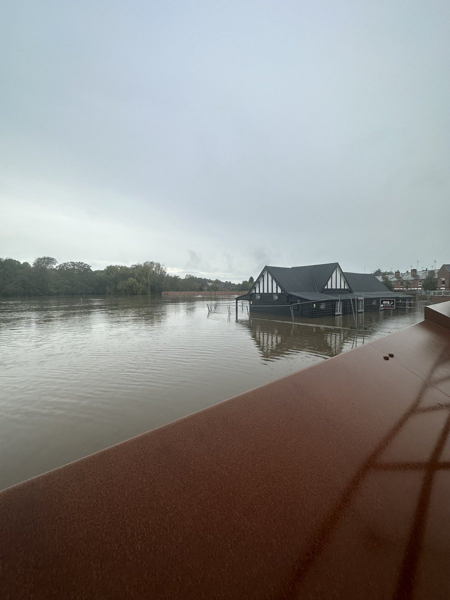 gemmalovett's tweet image. If you are Chester green side of the river Derwent in Derby there is currently no access to town all underpasses and bridges are shut. I have already seen 3 people have no option but to wade through it. #Derby #riverderwent #chestergreen #flooding