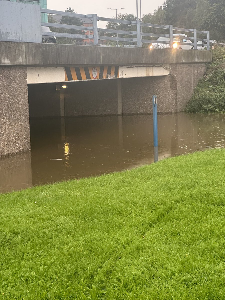 gemmalovett's tweet image. If you are Chester green side of the river Derwent in Derby there is currently no access to town all underpasses and bridges are shut. I have already seen 3 people have no option but to wade through it. #Derby #riverderwent #chestergreen #flooding