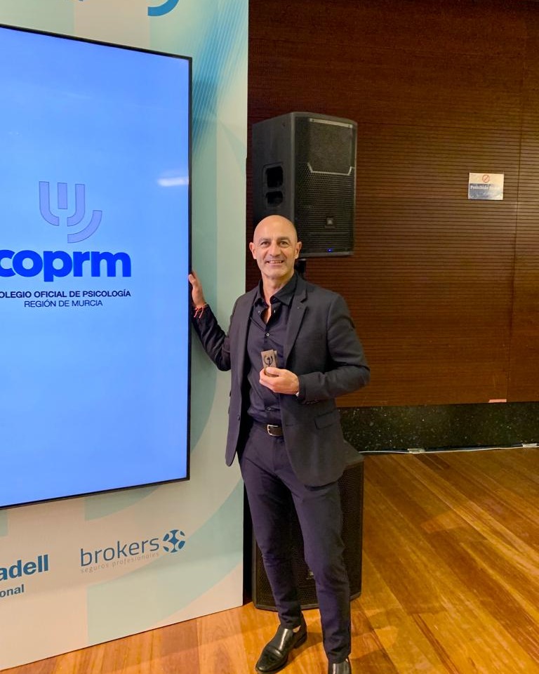 Nuestro psicólogo José Luís Escobar @escobarmenteydeporte recibe el Galardón por 25 años de trayectoria como psicólogo colegiado del Colegio Oficial de Psicología de la Región de Murcia <a href="/coprm/">MONIKA PRM@Gmail. co</a>

¡¡ENHORABUENA COMPAÑERO!!