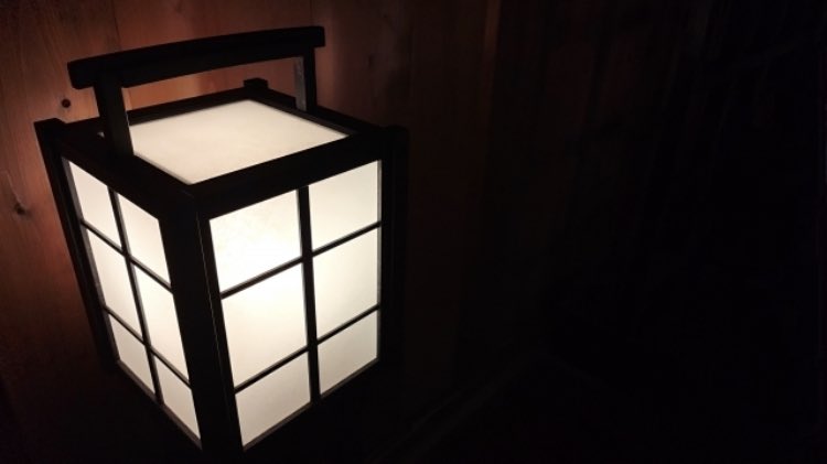 MailCompose's tweet photo. The photo shows "行灯", a lighting fixture used in Japan in the past.💡
If you know how to read it,"行灯",write in the reply box!😎
写真は、日本で昔から使われる「行灯」と呼ばれる照明器具です。
「行灯」←なんと読むでしょう?
#MailComposeAssist
#ChatGPT
#langtwt
#あかりの日 https://t.co/GCy7EDssJf