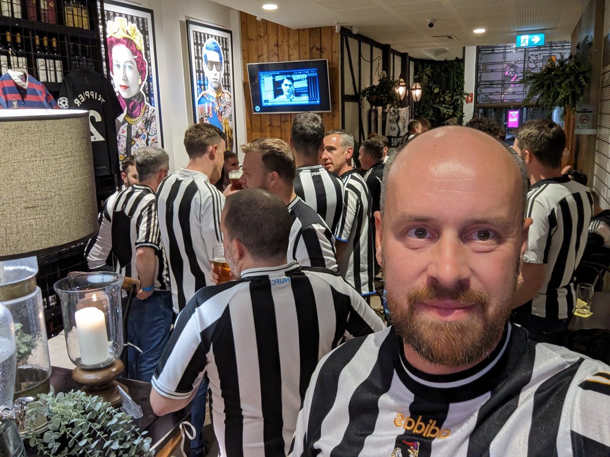 leighpwhite's tweet photo. Oot with the @AussieMags on Melbourne.... fingers crossed for an  @NUFC result.  Can we get a like @alanshearer ⚫⚪⚽⚽🪃🦘🇦🇺 https://t.co/0tkOqRqsxt