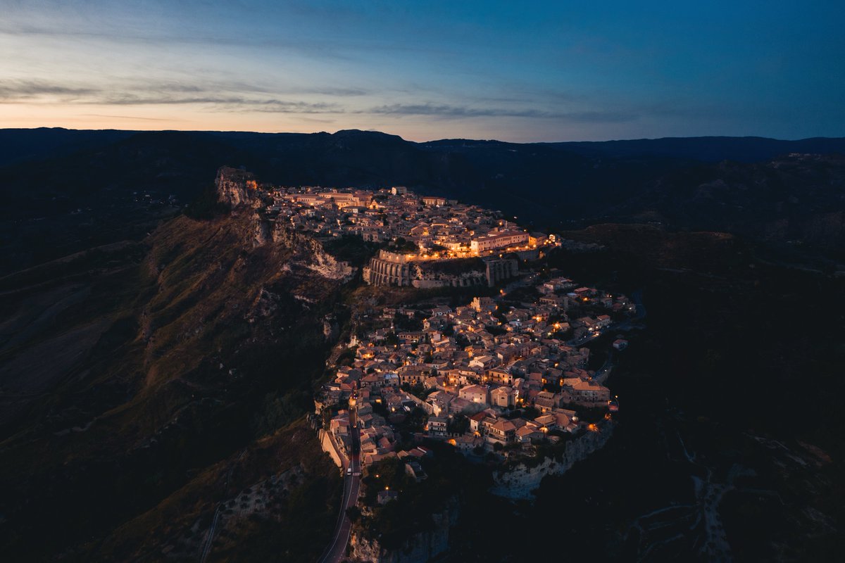 ExploreGerace's tweet photo. La passione per la nostra terra c'illumina da sempre. È lei stessa a insegnarci come preservarla, come viverla... e come raccontarla ✨

Continua a seguirci per scoprire di più su di lei con Gerace Borgo Smart!
.
.
#geraceborgosmart #exploregerace #innovazione #turismo #cultura https://t.co/Liq40YvnIS