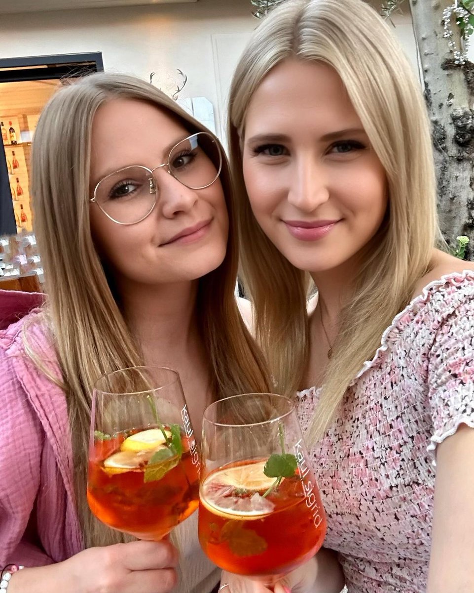 Always remember that if you fall I will pick you up… as soon as I finish laughing. 😘🫶🏼
.
.
.
#sisters #sisterlove #aperol #aperoltime #aperolspritztime #sistergoals #blondes #ootd #ootdgermany #fashionstyle #selfietime #livethelittlethings #fashion #blondegirls #Goodtimes