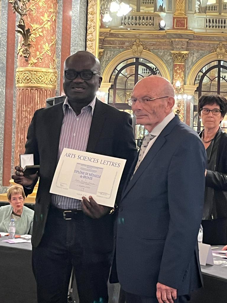 SenavonArt's tweet photo. Arts -Sciences -Lettres Paris.
Les récompenses 2023
Faire partie des lauréats du diplôme de médaille de bronze est un immense honneur pour moi.
Je voudrais exprimer ma reconnaissance envers tous ceux et celles qui me soutiennent dans mes activités artistiques.
Merci à vous tous https://t.co/QLc8Ku9gk8