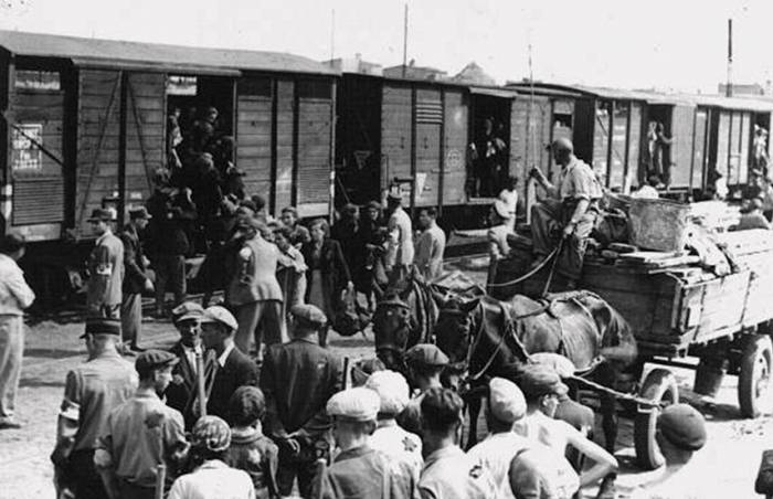 Зі Львова 21 жовтня 1947 року розпочалась одна з найбільших депортацій населення Західної України, яка увійшла в історію під назвою операція «Захід»
Проведена з метою ліквідації українського визвольного руху, вона торкнулась 26 682 сімей, вивезених у райони Сибіру і Казахстану.🤬