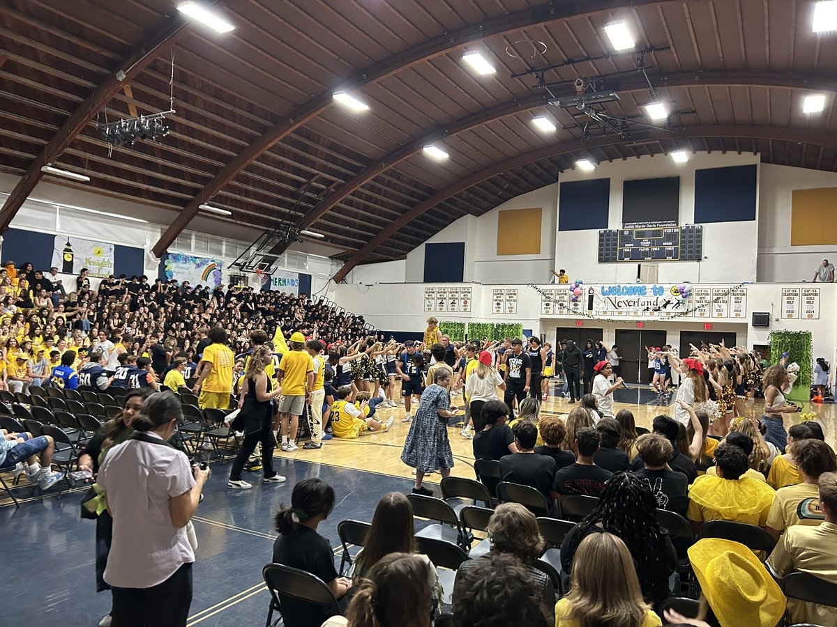 SamLagana's tweet image. Homecoming was a great day for the students at @NotreDame_HS   Knights football wins over Bishop Alemany.  #KnightLife