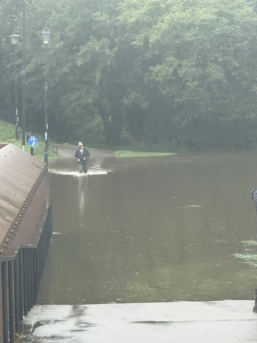 gemmalovett's tweet image. If you are Chester green side of the river Derwent in Derby there is currently no access to town all underpasses and bridges are shut. I have already seen 3 people have no option but to wade through it. #Derby #riverderwent #chestergreen #flooding