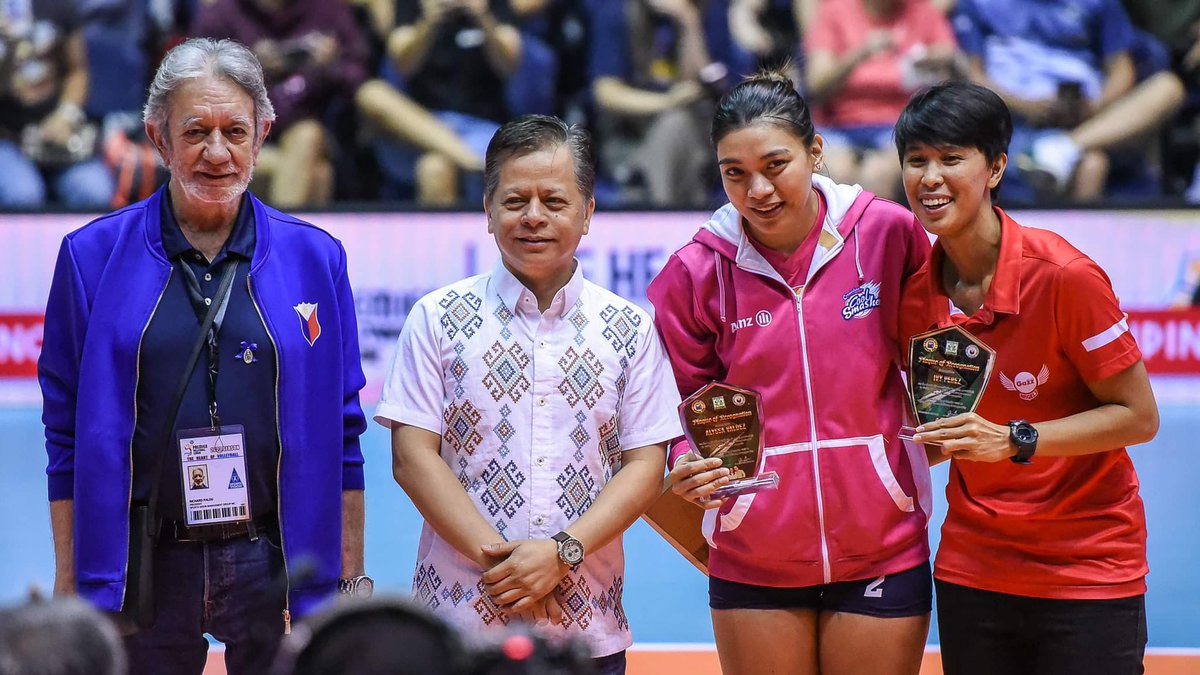 Before Creamline's game versus Cignal, Batangas City gave a Plaque of Recognition to their own Alyssa Valdez and Ivy Perez.

Giving the plaque was Batangas 5th district's Cong. Marvey Marino.

#PVL2023 🏐 | #TheHeartOfVolleyball ❤️