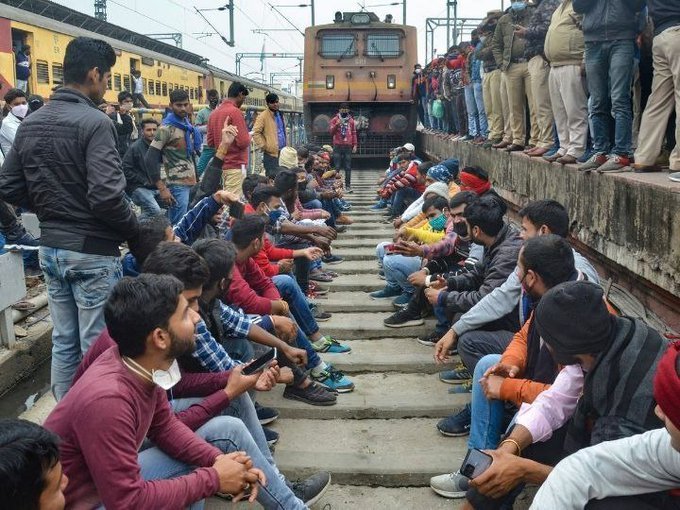 Nilam2005's tweet photo. #NoBEDNoBJP

👉हमें समझ नहीं आता, कि आखिर हम बीएड बेरोजगार लोगों से देश की सरकार को इतनी घृणा क्यों है, क्यों नहीं सुनते वो हमारी आवाज।
अभी भी उम्मीद है कुछ कर दीजिए#BJP, नहीं तो 5 करोड़ परिवार आपका बहिष्कार करना शुरू कर दिया है,परिणाम आपके सामने होगा।
@News18UP 
@News24 https://t.co/mdY4ZoCrt6
