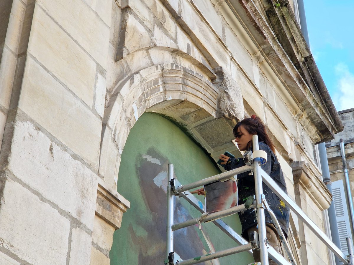 [En direct]
Le soleil est de retour pour accompagner le festival Points de Vue et faciliter le travail de ses artistes, aujourd'hui. 
Pinceau en main, la barcelonaise Elisa Capdevila est à l'œuvre, à deux pas du CIAP Lapurdum (rue des Gouverneurs).
Bonne déambulation !