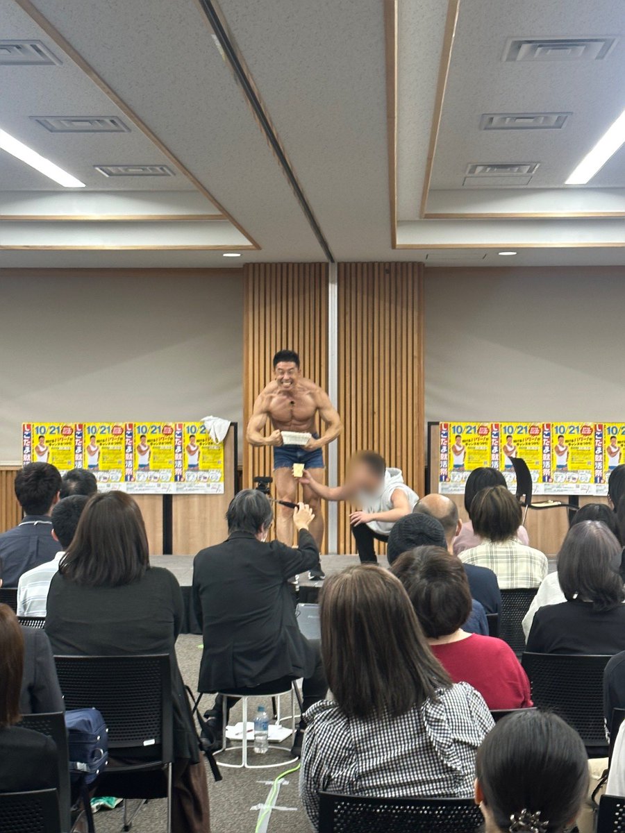 kinnikun0917's tweet photo. 筋肉飴取りゲームが異次元レベルに‼︎

なんと飴が会場の外に飛んで行くようになりました。

よっ、未来の日本の伝統芸。

なるかー‼︎

ヤーーー

パワー
なかやまきんに君 https://t.co/K6OvNB9Lbm