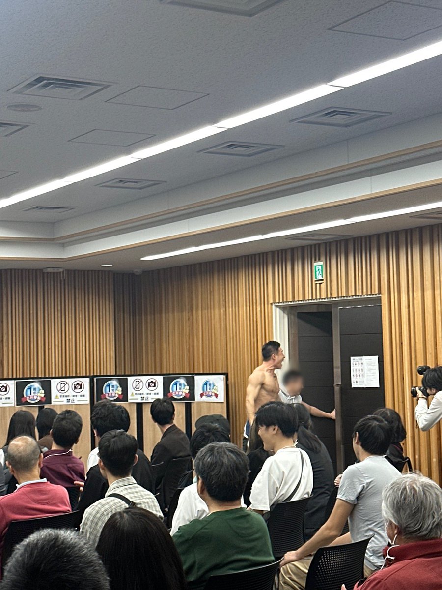kinnikun0917's tweet photo. 筋肉飴取りゲームが異次元レベルに‼︎

なんと飴が会場の外に飛んで行くようになりました。

よっ、未来の日本の伝統芸。

なるかー‼︎

ヤーーー

パワー
なかやまきんに君 https://t.co/K6OvNB9Lbm