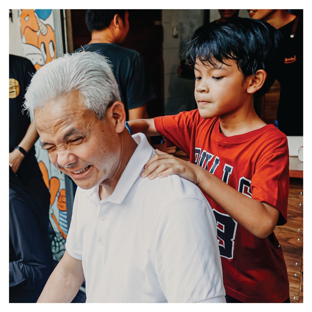 ganjarpranowo's tweet photo. Maksi nyantai di Bakmi Millenia bareng Bunda dan Alam. Dapat bonus pijatan istimewa dari anak muda berkaus merah. Ada yang tau siapa namanya? https://t.co/qU7HLXoVoq