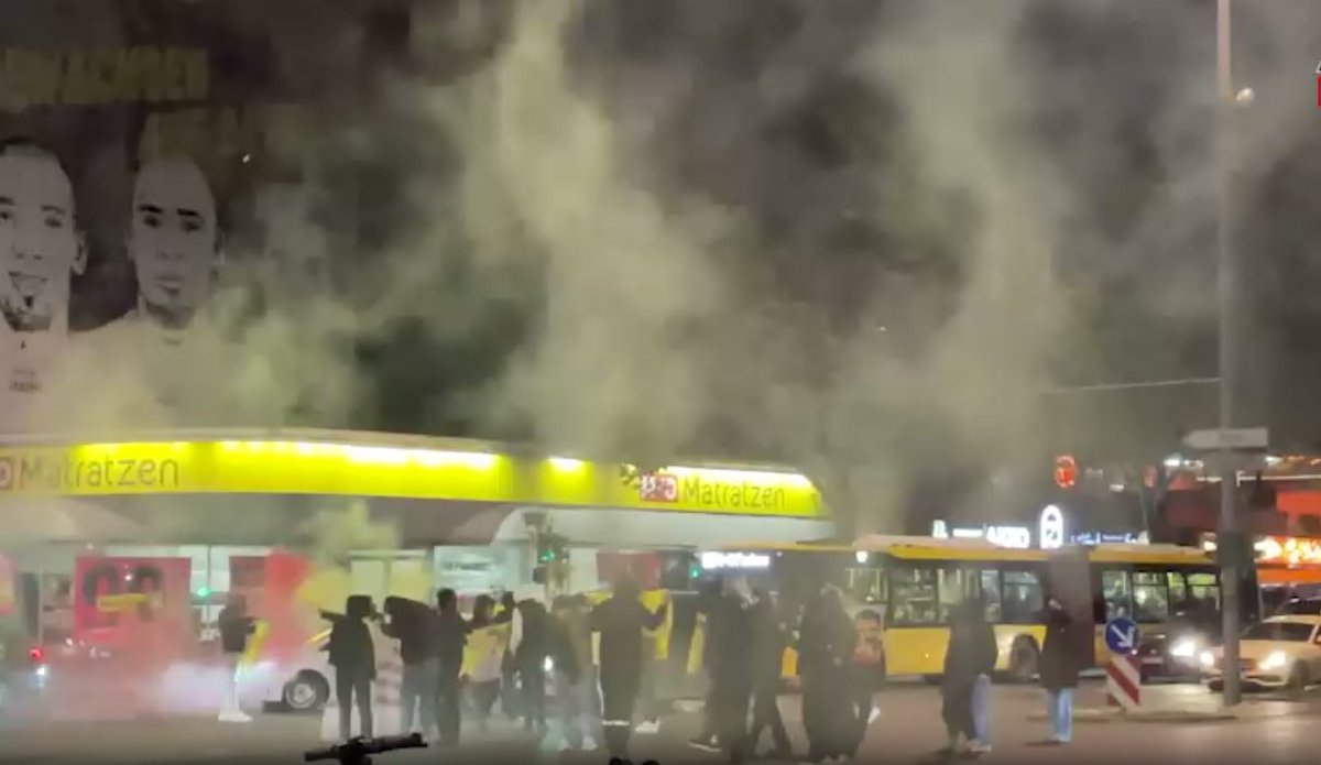 Am Donnerstag Abend wurde laut #Kontrapolis die Kreuzung am U-Bhf Pankstraße in #Berlin Wedding blockiert, um gegen die Angriffe des türkischen Staates  auf die befreiten Gebiete Nord-Ost-Syriens und die Isolationshaft Abdullah #Öcalan|s zu protestieren.
➡️kontrapolis.info/11433/