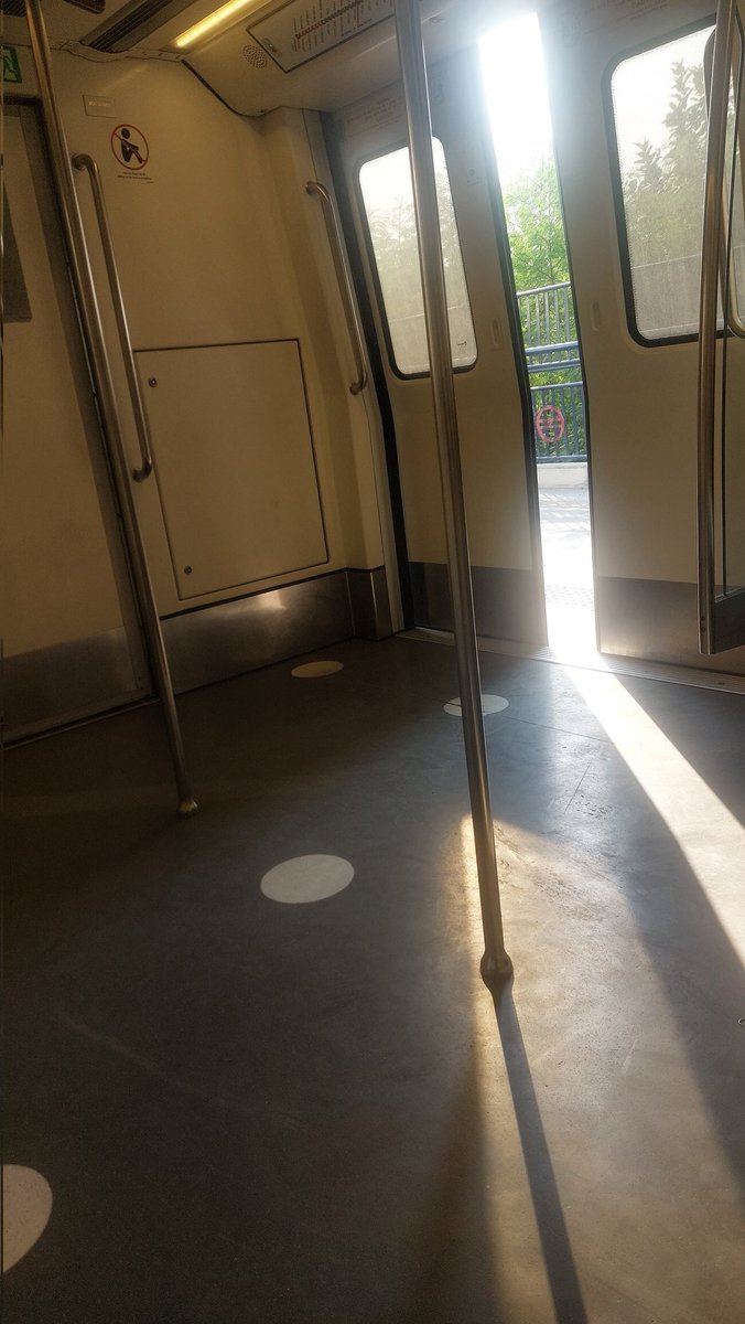 ThatBareillyGuy's tweet photo. बच्चों का हाथ पकड़कर रखें!

#MetroTwitter https://t.co/vn2E0Gtf9B