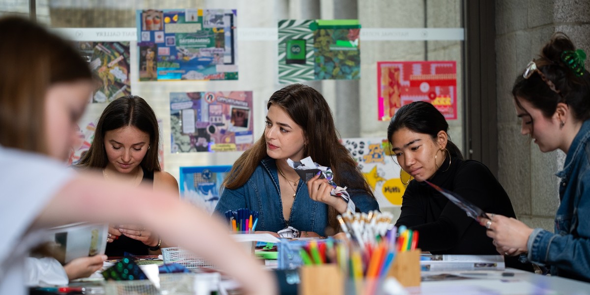 On 29 October we’re offering free portfolio review sessions to young people aged 16-21. 

To sign up, email youthbookings@npg.org.uk and we’ll send you a couple of questions about your work to match you up with artists in advance.

npg.org.uk/whatson/event-…

📸 © Jonny Guardiani