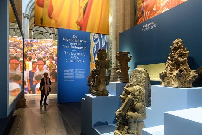 alambenda's tweet photo. How the Dutch displays our statues vs.  how we display our statues. 🥲 https://t.co/lAf4Zak9s5