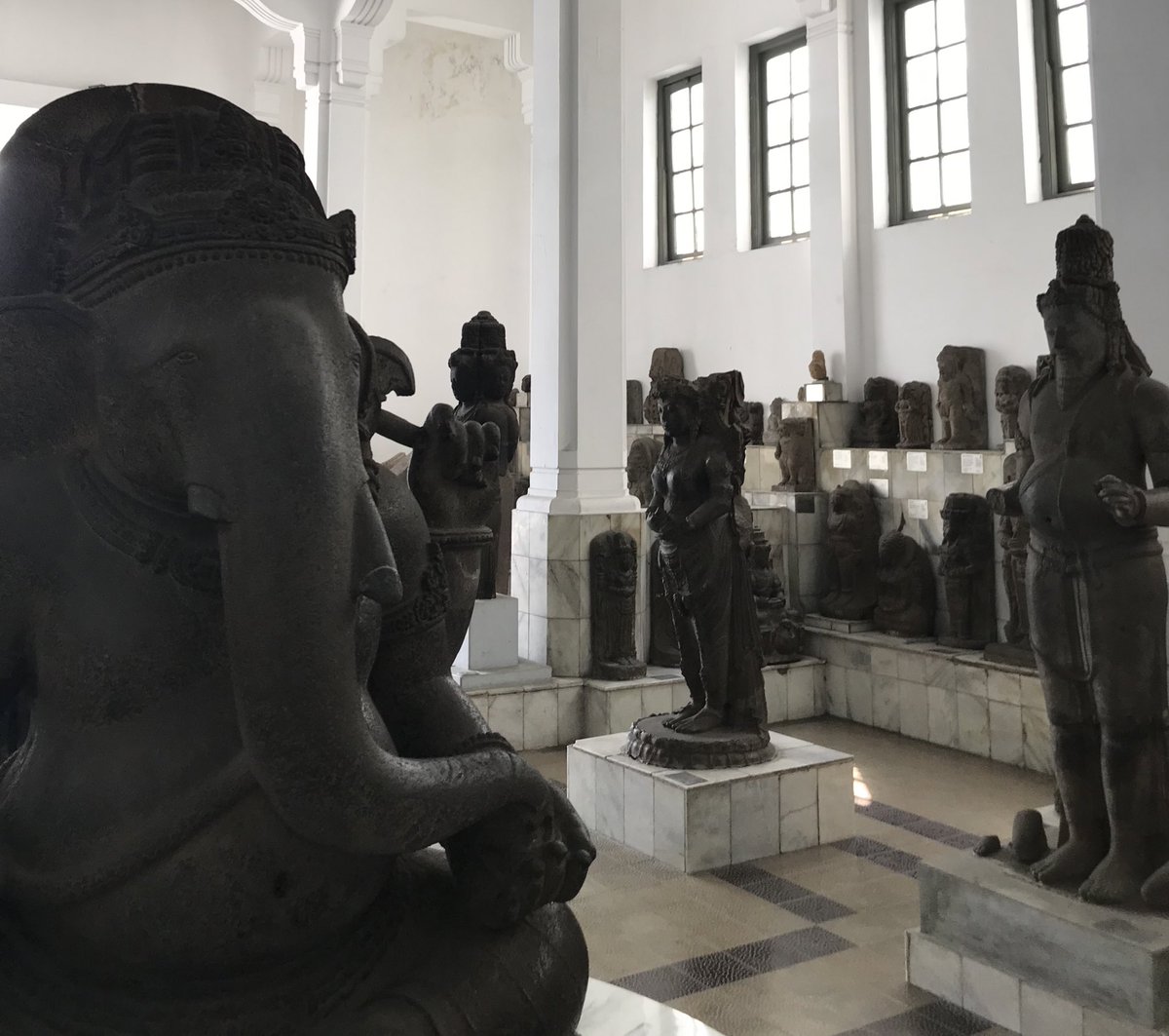 alambenda's tweet photo. How the Dutch displays our statues vs.  how we display our statues. 🥲 https://t.co/lAf4Zak9s5