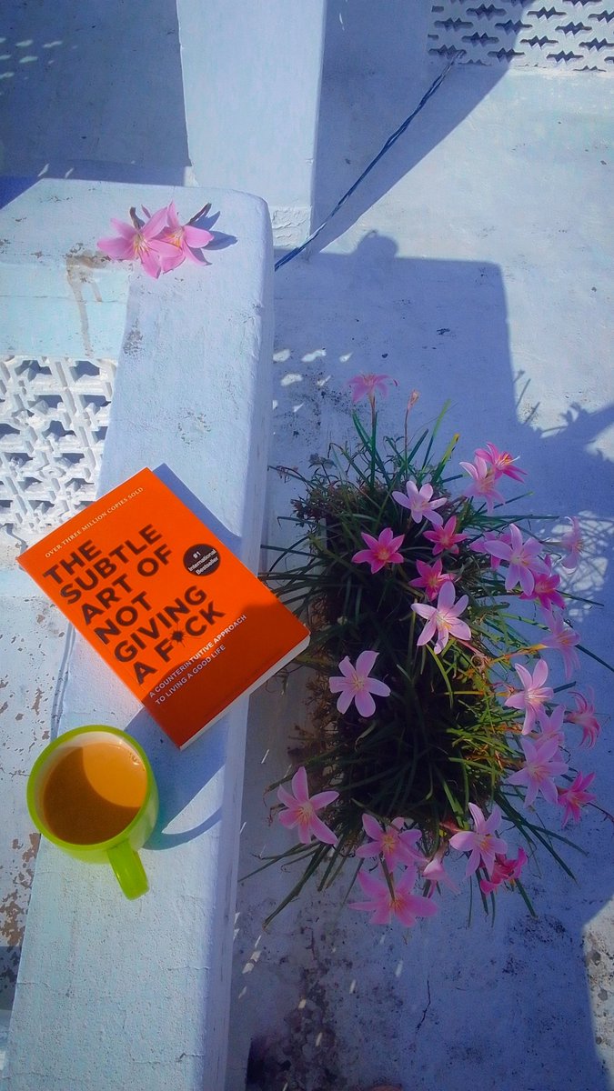 __hodophile__01's tweet photo. Sukoon bhari shaam🌸📚☕ https://t.co/wXaniJ2UYn