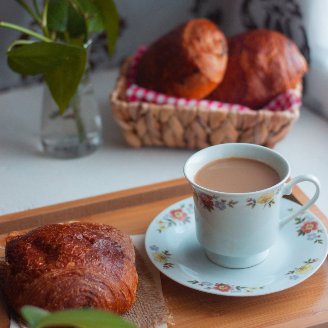 Saturday's perfect trio: Chai, croissant, and good company. 🥐☕❤️

.
.
.

#TeaIndiaCA #Chai #SaturdayMorning #BreakfastBliss #WeekendVibes #ChaiTime #CroissantLove #MorningRituals #WeekendEats #ChaiAndCroissant #FoodieAdventure #DeliciousStart #MorningIndulgence #ChaiLover