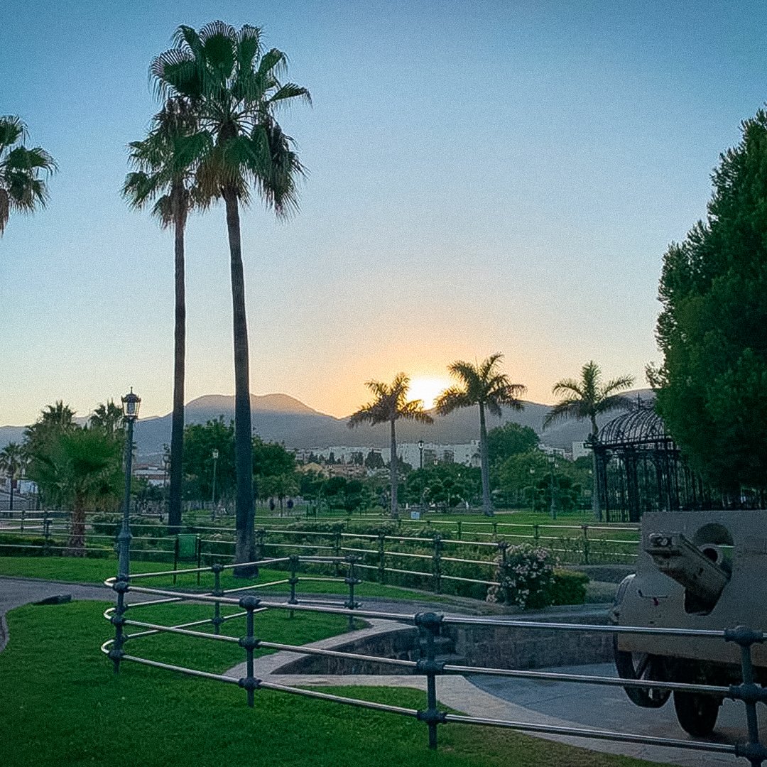 ¿Sabías que hoy se celebra el Día del Ahorro de Energía? 🔋
En #Torremolinos estamos muy comprometidos con el turismo sostenible. Una de nuestras últimas iniciativas, "Nos encanta que disfrutes Torremolinos. Dale amor a nuestro entorno", demuestra cómo cada pequeño gesto cuenta💙