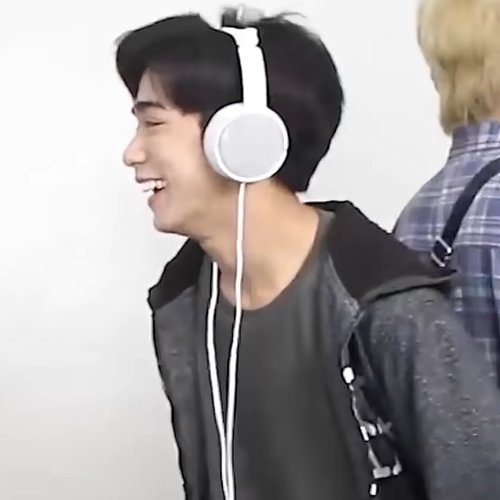 cullenserotonin's tweet photo. First sb19 content na napanood ko ay itong whisper challenge, and I really thought na ang cute ni Josh, kaya siya yung naging bias ko, di ko pa sila kilala non, now that I'm watching the new one, parang walang nabago. Mukha parin siyang inaantok. HAHA Parang kahit ngayon+ https://t.co/WHcQnotcum