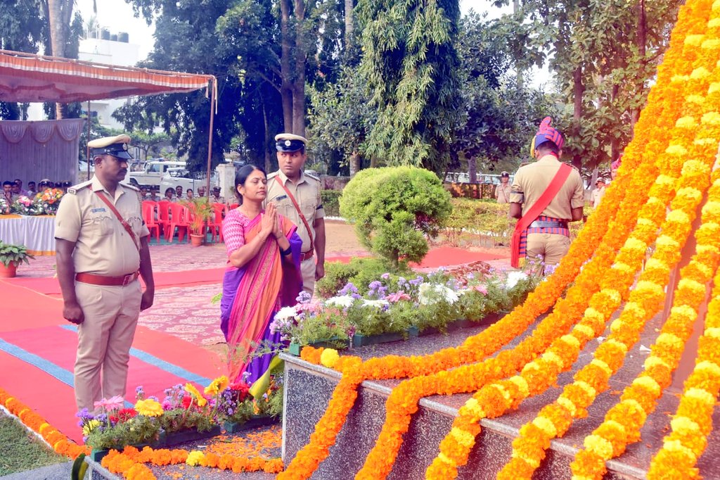 SPHassan2's tweet photo. ಕರ್ತವ್ಯದ ಸಮಯದಲ್ಲಿ ತಮ್ಮ ಪ್ರಾಣವನ್ನು ಅರ್ಪಿಸಿದ ಪೊಲೀಸ್ ಅಧಿಕಾರಿ/ಸಿಬ್ಬಂದಿಗಳ ಸ್ಮರಣೆಗಾಗಿ ಪ್ರತಿವರ್ಷ ಅಕ್ಟೋಬರ್ 21 ರಂದು ಪೊಲೀಸ್ ಹುತಾತ್ಮರ ದಿನಾಚರಣೆ ಯನ್ನು ಆಚರಿಸಲಾಗುತ್ತದೆ. ಈ ದಿನ ಜಿಲ್ಲಾ ಸಶಸ್ತ್ರ ಮೀಸಲು ಪಡೆಯಲ್ಲಿರುವ ಹುತಾತ್ಮರ ಸ್ಮಾರಕಕ್ಕೆ ಪುಷ್ಪನಮನ ಸಲ್ಲಿಸುವ ಮೂಲಕ ಹುತಾತ್ಮರನ್ನು ಸ್ಮರಿಸಲಾಯಿತು.(1/2) https://t.co/iqw0a4MLq9