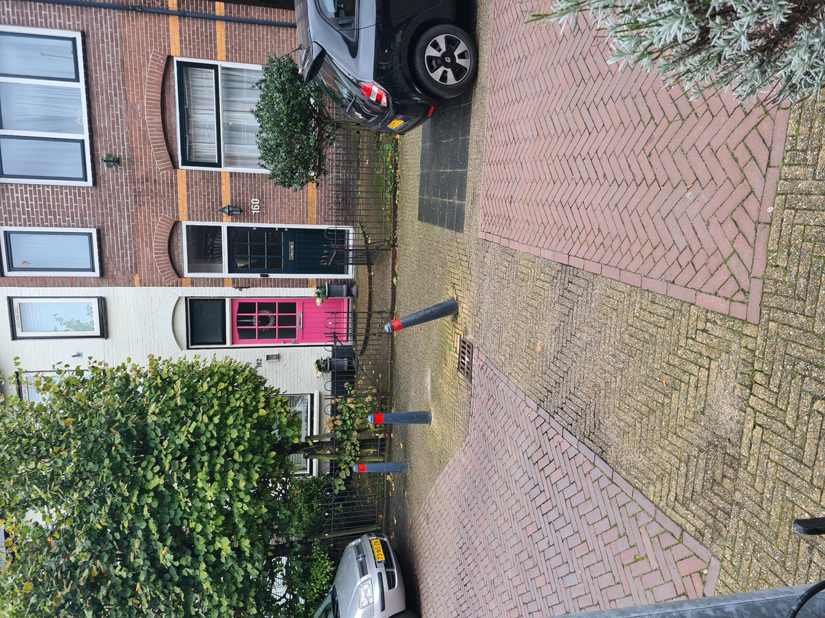 VanessaPen's tweet photo. @GemeenteHsum 
Zouden jullie hier eens naar dit paaltje op de Geuzenweg (160) willen kijken? Staat al minstens een jaar scheef https://t.co/jSQG748D6p