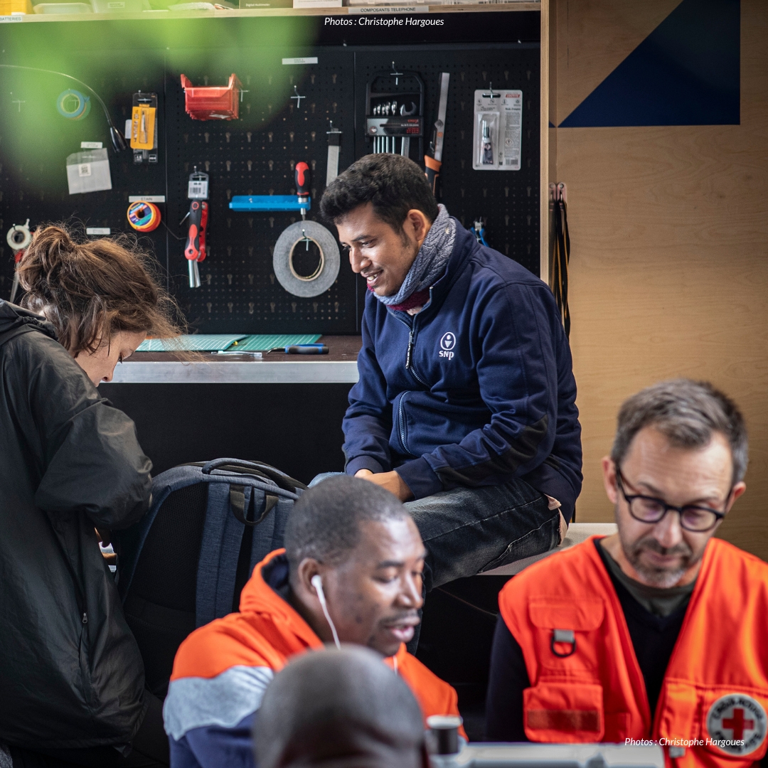 CroixRouge's tweet photo. 20, 21, 22 octobre: Journées nationales de la réparation  On présente notre bus #RepairLab : un atelier de réparation intervenant dans les lieux de vie informels pour permettre aux personnes en situation de grande précarité de réparer elles-mêmes leurs effets personnels. https://t.co/GJrUwmJgIl