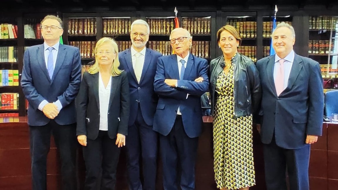 El pasado miércoles nuestro apreciado compañero @p_martin_rguez superó con la brillantez que le caracteriza el Concurso de Acceso a Cátedra en Derecho Internacional Público y Relaciones Internacionales. Enhorabuena, #catedrático #paradigmas.