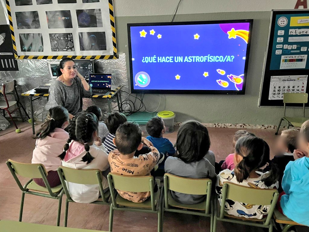 PrincipeCeip's tweet photo. Ayer tuvimos la suerte de tener con nosotros a @natalyospina , experta astrofísica y excelente comunicadora. 
Enseñó al alumnado de 5 años qué hace una astrofísica, cómo se vive en la Estación Espacial Internacional... ¡Muchas gracias, @natalyospina ! 😍🔝 https://t.co/tDiqJD1ZW5