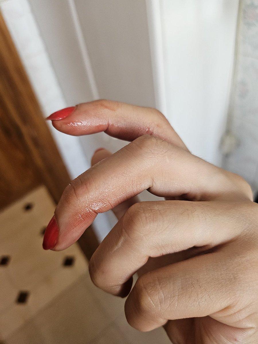 Tú arrodillado frente a mi con las manos atadas atrás mientas me masturbo con mis dedos. Te ordeno que abras la boquita y te meto mis dedos ensangrentados hasta la campanilla y con lo que salibas sigo tocándome usándote de lubricante natural jejeje