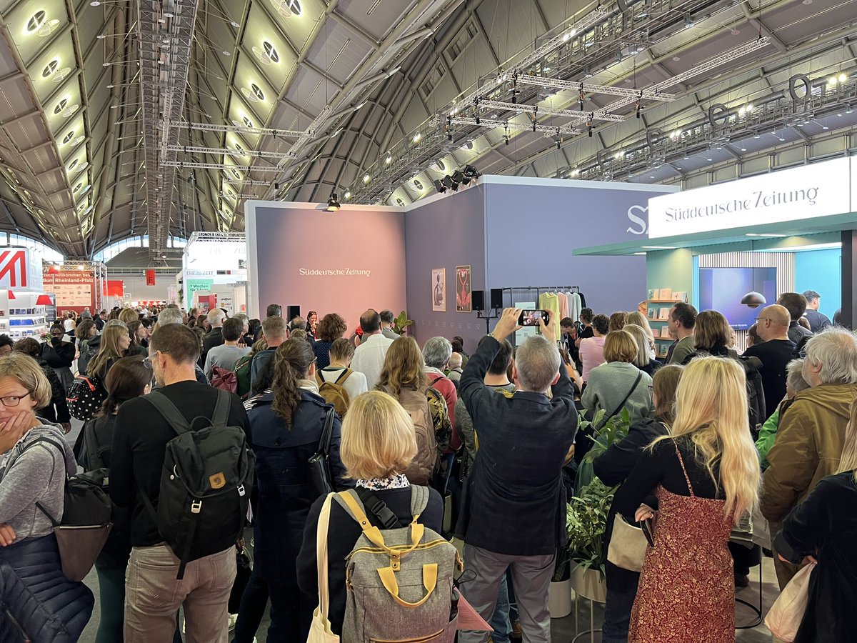 Großer Andrang beim @SZ -Stand auf der #fbm23: @Deborah_Feldman sprach mit mir über ihre Bücher „Unorthodox“ und „Judenfetisch“. Ihr Appell angesichts des Nahost-Kriegs: Es sei verabsäumt worden, sich für eine nachhaltige Friedenslösung einzusetzen, das müsse nun Priorität haben