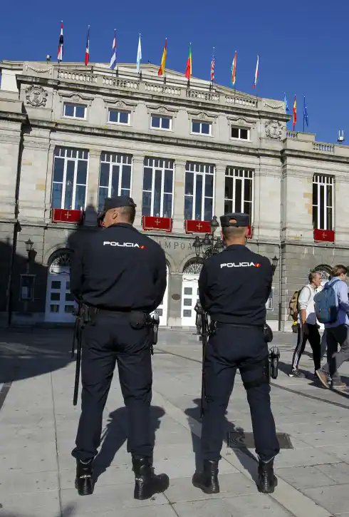 cepasturias's tweet image. Enhorabuena a TODOS los compañeros que con su excelente trabajo garantizaron la seguridad de los #PremiosPrincesadeAsturias #UIP #GuiasCaninos #BPSC #Subsuelo #GOES  #GOR #UPR entre otros muchos. En @cep_cepolicia estamos orgullosos de todos ellos. #Oviedo