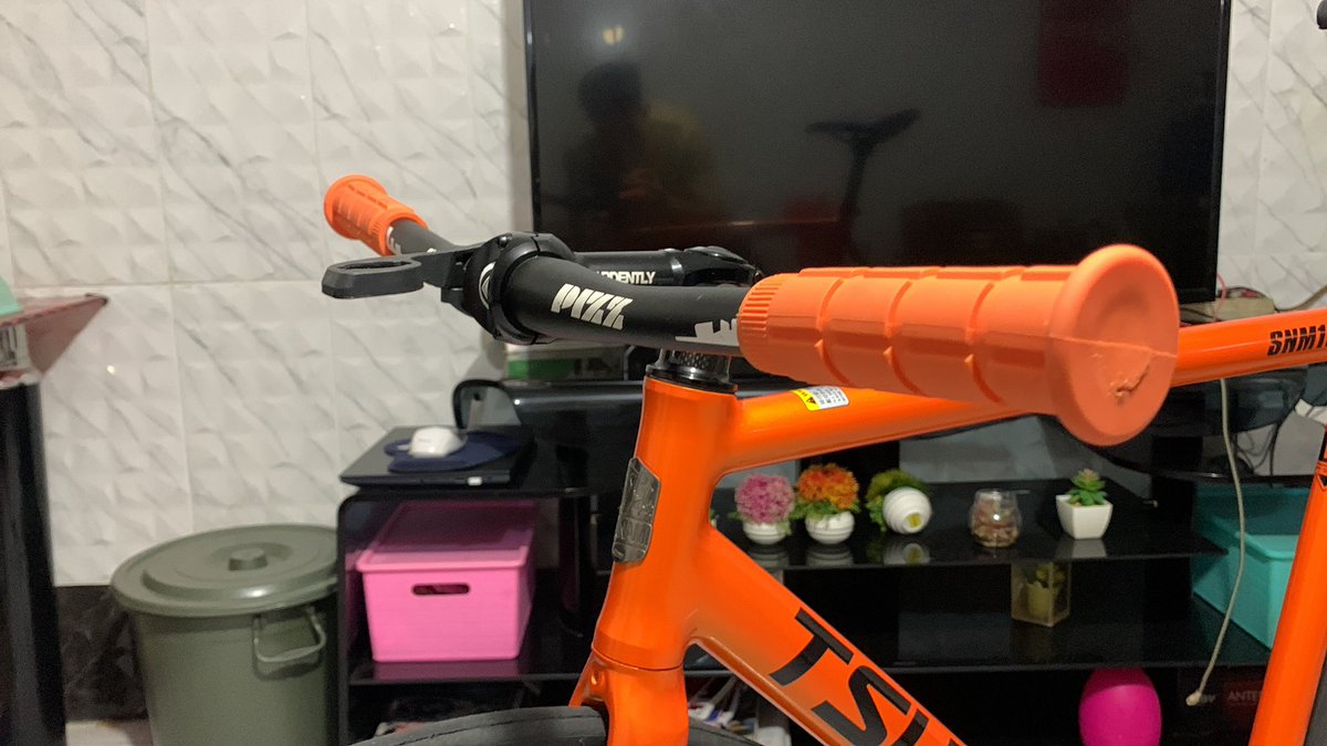 Michaelvlz01's tweet photo. Wts flatbar pizz city
Grip oury original
Minus grip koyak dikit disebelah kiri
Kondisi msih bgus 
450  nego  #fnfjb https://t.co/tGKX96Hdm5